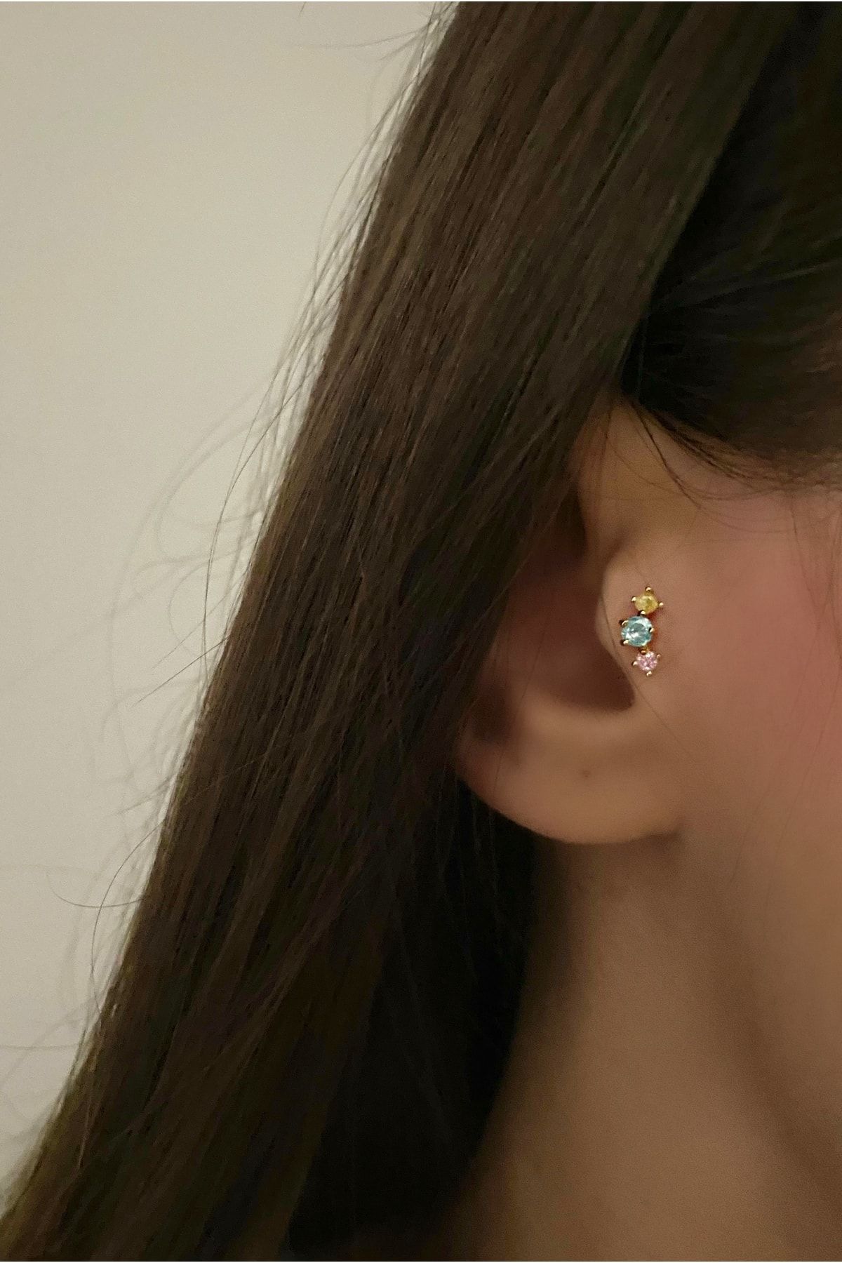 Gold Üç Sıra Renkli Taşlı Tragus Piercing