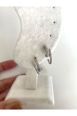 Kadın Gümüş Rengi Çivi Detaylı Halka Küpe