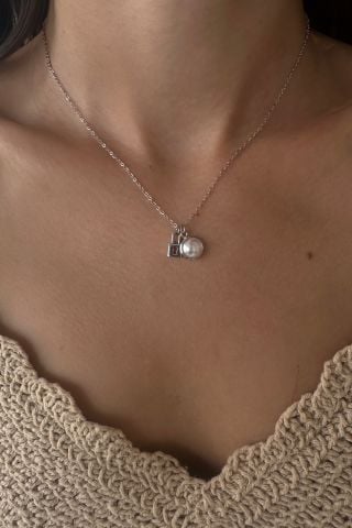 Mini Kilit ve İnci Detaylı Çelik Kolye