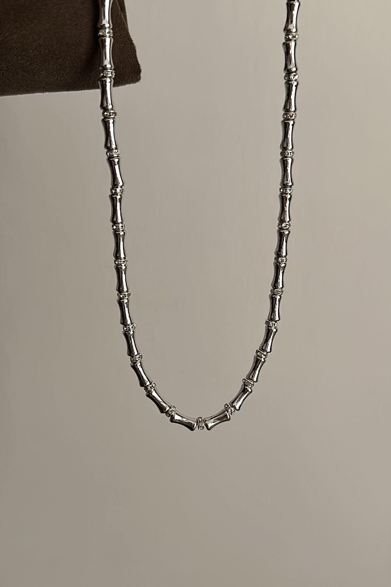 Kemik Model Taşlı Kolye
